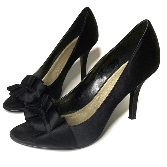 Tahari Black Sloan Satin Ruffle Peep Toe Heels Pumps - Picture 4 of 7